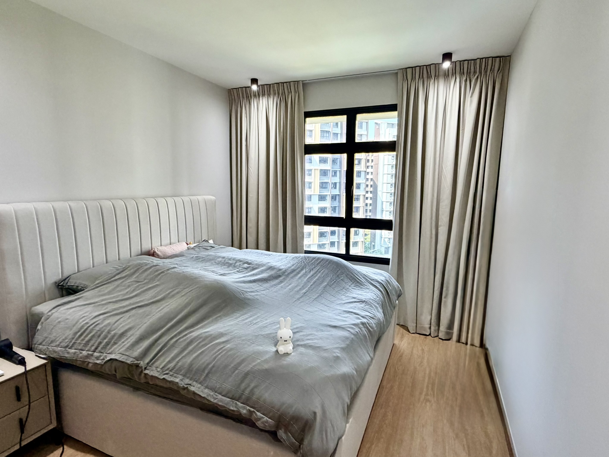 DTshades pairing curtains and flooring in a bedroom